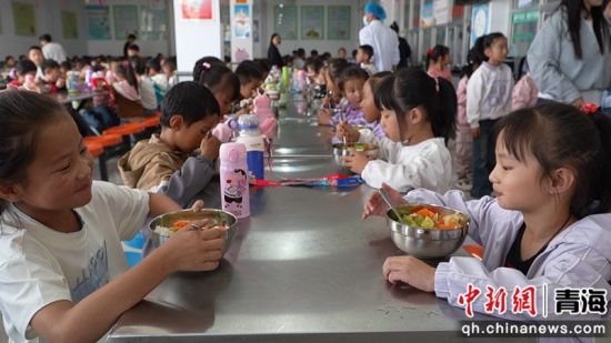 图为学生们用餐。都兰县委宣传部 供图 图为学生们用餐。都兰县委宣传部 供图