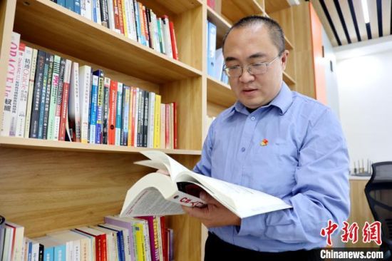 图为蔡海宁查阅资料。张添福 摄 图为蔡海宁查阅资料。张添福 摄