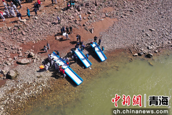 图为航拍增殖放流现场。 玛尔挡水电站供图