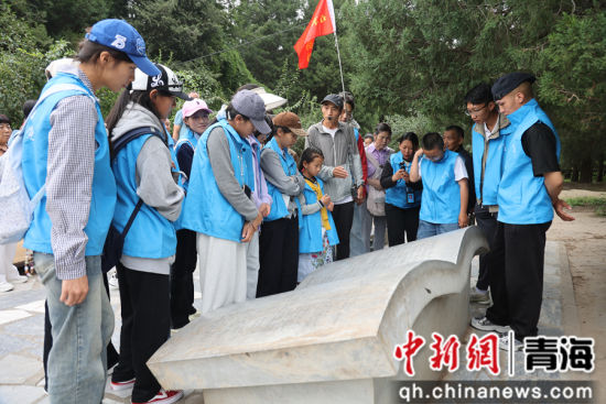 图为玉树青少年在圆明园参观。张海雯 摄