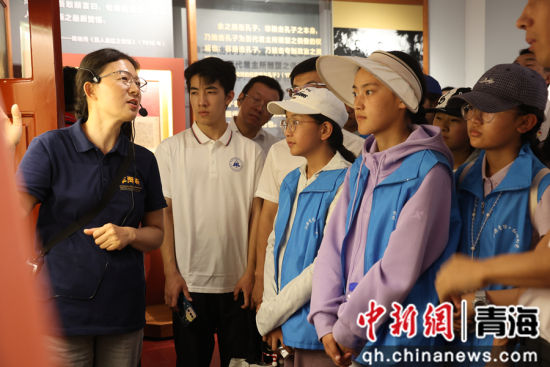  图为玉树青少年在北大红楼参观。张海雯 摄