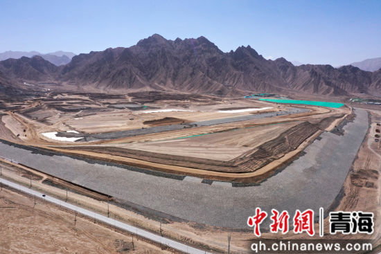 图为9月23日，航拍青海格尔木市南山口抽水蓄能电站下水库施工现场，下水库作为电站枢纽工程的重要组成部分，承担着调蓄、供水、泄洪等多重功能。 张忠苹 摄