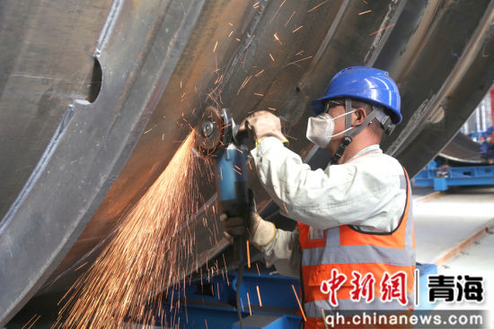 图为9月23日，青海格尔木市南山口抽水蓄能电站压力钢管加工厂现场，该加工厂主要制作引水和尾水系统压力钢管。 张忠苹 摄