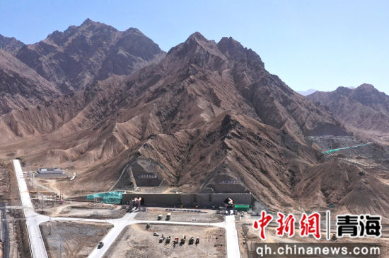 图为9月23日，航拍青海格尔木市南山口抽水蓄能电站地下厂房出口。 张忠苹 摄