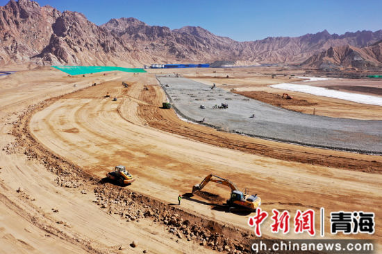 图为9月23日，航拍青海格尔木市南山口抽水蓄能电站下水库施工现场，下水库作为电站枢纽工程的重要组成部分，承担着调蓄、供水、泄洪等多重功能。 张忠苹 摄