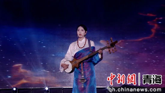 图为扎木念弹唱。共和融媒供图