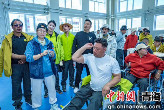 图为运动员参加比赛现场。果洛州残联供图