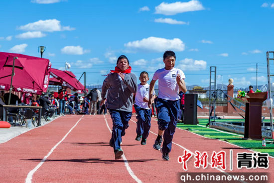 图为运动员参加比赛现场。果洛州残联供图