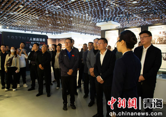 图为民众参观南京大屠杀史实展、文献展。青海省文旅厅供图