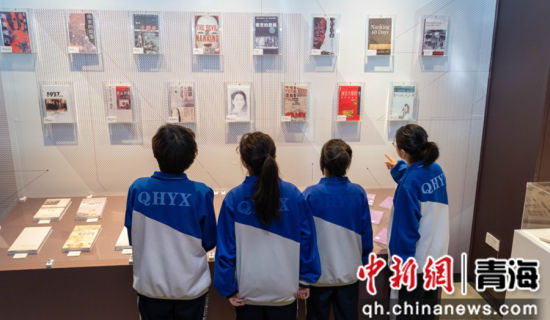图为民众参观南京大屠杀史实展、文献展。青海省文旅厅供图