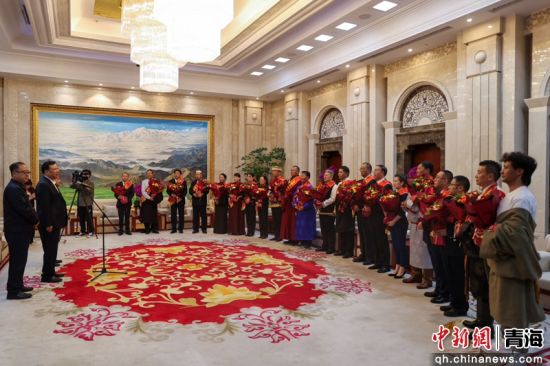 图为青海省委常委、统战部部长班果接见返青全国民族团结进步模范。薛蒂摄 图为青海省委常委、统战部部长班果接见返青全国民族团结进步模范。薛蒂摄