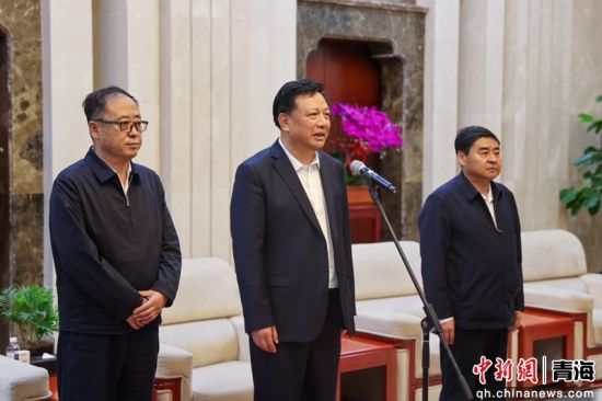 图为青海省委常委、统战部部长班果(右二)致辞,青海省委统战部常务副部长熊元来(右一)与省委统战部副部长、省民宗委主任吴德军陪同接见。薛蒂摄 图为青海省委常委、统战部部长班果(右二)致辞,青海省委统战部常务副部长熊元来(右一)与省委统战部副部长、省民宗委主任吴德军陪同接见。薛蒂摄