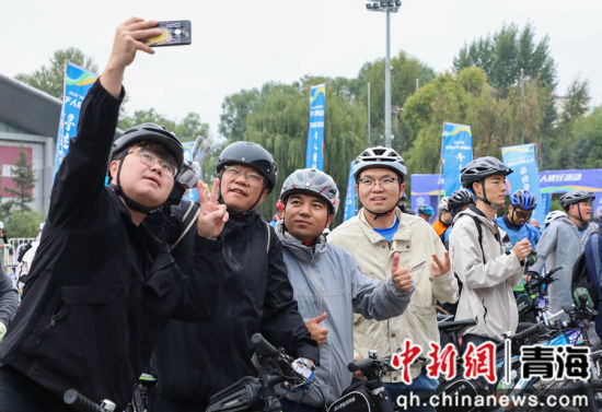 图为车手赛前合影。 马铭言 摄