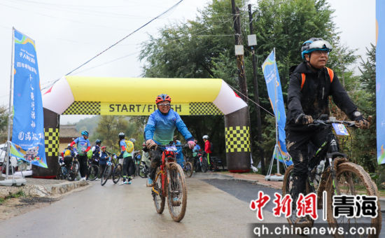 图为车手陆续抵达终点。 马铭言 摄