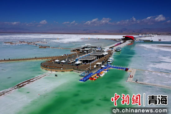 图为航拍秋日下的茶卡盐湖景区一景。 张忠苹 摄