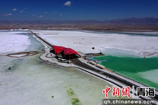 图为航拍秋日下的茶卡盐湖景区一景。 张忠苹 摄