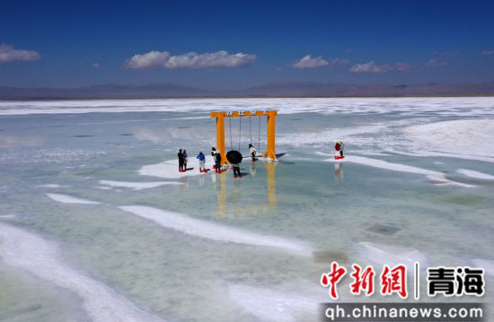 图为秋日下游客在茶卡盐湖景区游览。 张忠苹 摄