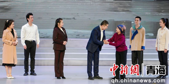 图为活动现场剧情演绎，从不同时期、不同角度，讲述了天佑德酒厂的发展历程。天佑德青稞酒供图