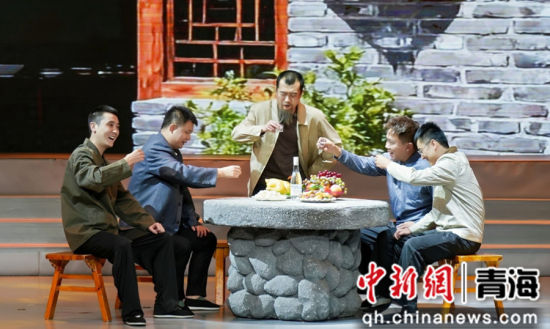 图为活动现场剧情演绎，从不同时期、不同角度，讲述了天佑德酒厂的发展历程。天佑德青稞酒供图