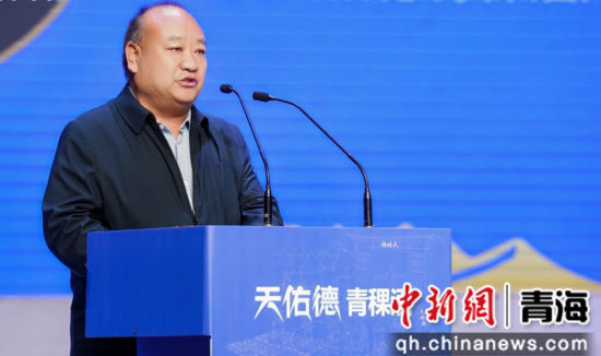 图为天佑德职工故事讲述天佑德酒厂的发展历程。天佑德青稞酒供图