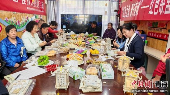 图为社区居民制作灯笼和香囊。南山东社区供图 图为社区居民制作灯笼和香囊。南山东社区供图