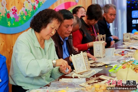 图为社区居民制作灯笼和香囊。南山东社区供图 图为社区居民制作灯笼和香囊。南山东社区供图