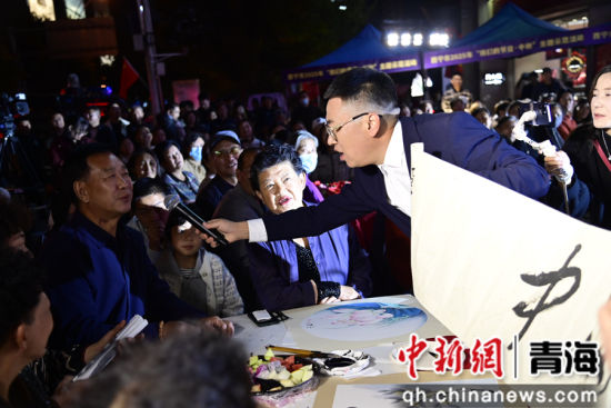  图为主持人与台下观众互动。陈宗淇 摄