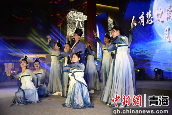 图为活动现场的节目表演。陈宗淇 摄