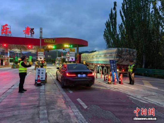 图为青海省收费站工作人员保障车流畅通。　　　青海省交通运输厅供图