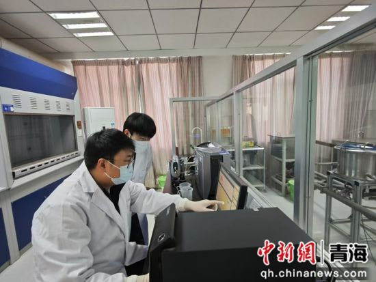 图为技术人员监测防砂效果。青海油田供图