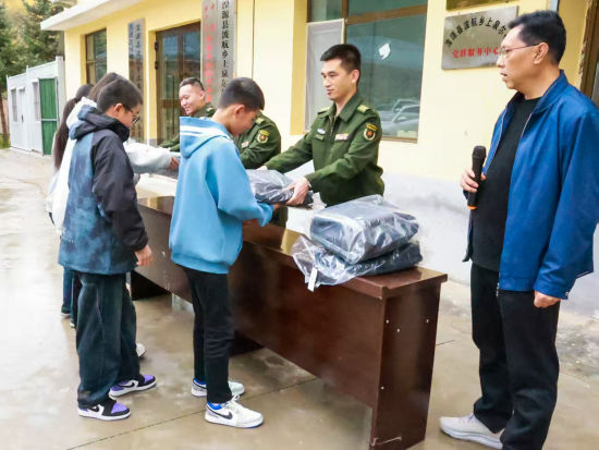 图为现场发放学习用品。姜艳芳 摄