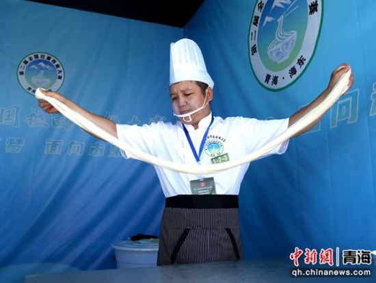 图为化隆拉面匠展示拉面技艺。张忠苹 摄