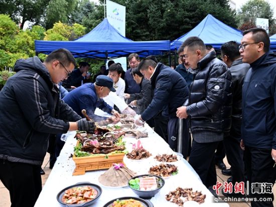 图为民众品尝海北特色农畜产品。李隽 摄 图为民众品尝海北特色农畜产品。李隽 摄