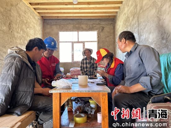 图为国网黄化供电公司工作人员王万雄、李毛措正在尕洞村避险搬迁安置点为村民办电。田维娇摄 图为国网黄化供电公司工作人员王万雄、李毛措正在尕洞村避险搬迁安置点为村民办电。田维娇摄