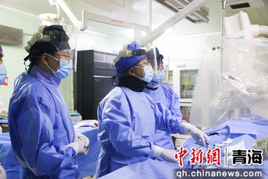 图为手术现场。西宁市第一人民医院供图 图为手术现场。西宁市第一人民医院供图