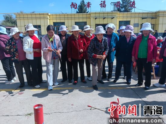 图为活动设置的趣味小游戏,吸引了不少老年人参与。湟中区委宣传部供图 图为活动设置的趣味小游戏,吸引了不少老年人参与。湟中区委宣传部供图
