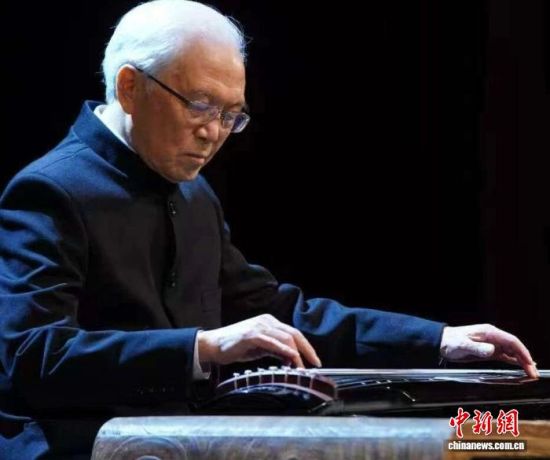 近日，民盟盟员、中国国家级非物质文化遗产项目古琴艺术代表性传承人、古琴演奏家龚一弹奏古琴。　(受访者供图)