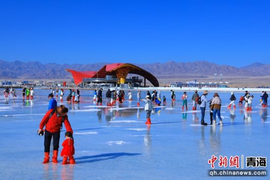 图为游客在茶卡盐湖景区游览。王生荣 摄