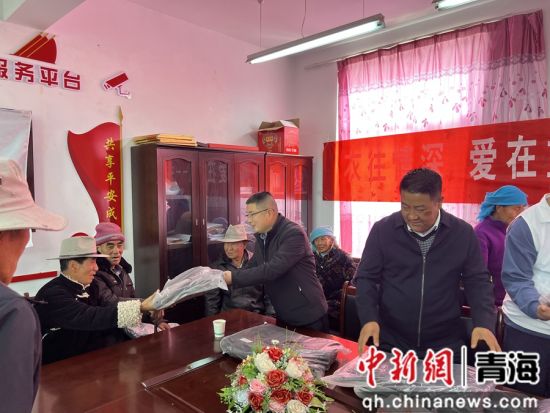 图为捐赠活动现场。张标供图 图为捐赠活动现场。张标供图