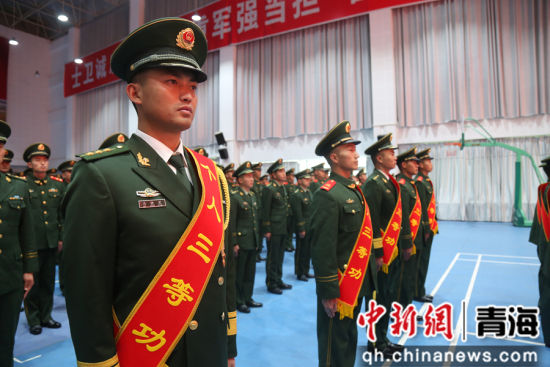 图为受表彰人员整装列队。 黄龙灿摄