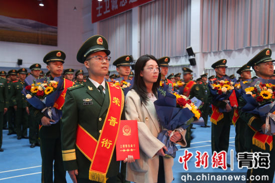 图为官兵与家属共享荣光。 黄龙灿摄