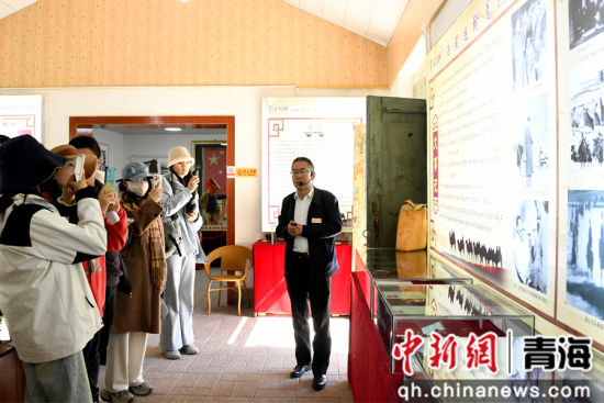 图为张存虎(右)向采访团成员介绍莫河驼场的历史。蔡得军摄 图为张存虎(右)向采访团成员介绍莫河驼场的历史。蔡得军摄