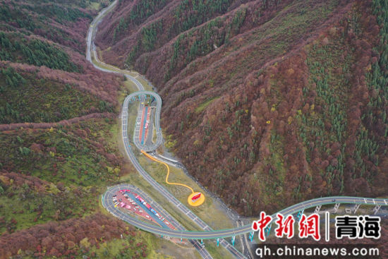 图为扎碾公路一景。 张忠苹 摄