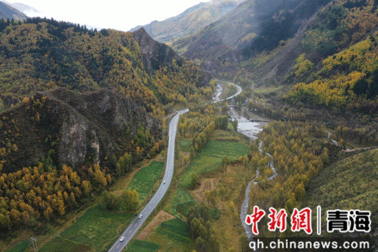 图为扎碾公路一景。 张忠苹 摄