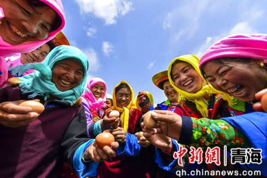 图为互助县各族群众在端午节碰蛋比赛。海东市委宣传部供图