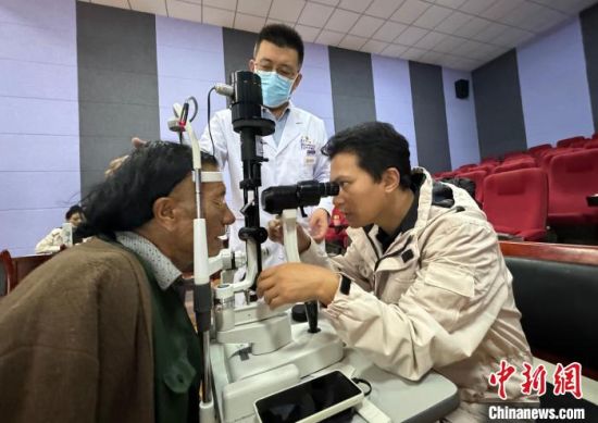 资料图为颜繁诚(中)与玉树州人民医院眼科中心医生一起在玉树市隆宝镇为牧民义诊。潘雨洁 摄 资料图为颜繁诚(中)与玉树州人民医院眼科中心医生一起在玉树市隆宝镇为牧民义诊。潘雨洁 摄