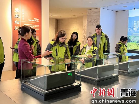 图为“重走丝绸之路,探秘千年文明”研学之旅活动现场。青海民族大学国际教育学院 供图 图为“重走丝绸之路,探秘千年文明”研学之旅活动现场。青海民族大学国际教育学院 供图
