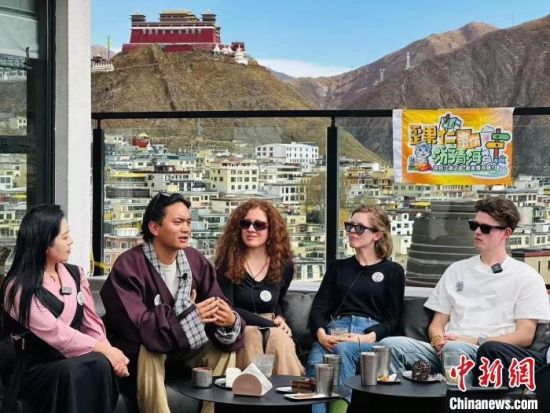 图为外国嘉宾与玉树当地文旅“推荐官”交流分享。马铭言 摄 图为外国嘉宾与玉树当地文旅“推荐官”交流分享。马铭言 摄