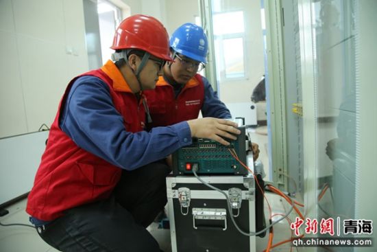 图为国网青海省电力公司果洛供电公司工作人员正在玛沁县110千伏智格输变电工程施工现场进行引流线搭接工作。唐伯麒摄 图为国网青海省电力公司果洛供电公司工作人员正在玛沁县110千伏智格输变电工程施工现场进行引流线搭接工作。唐伯麒摄