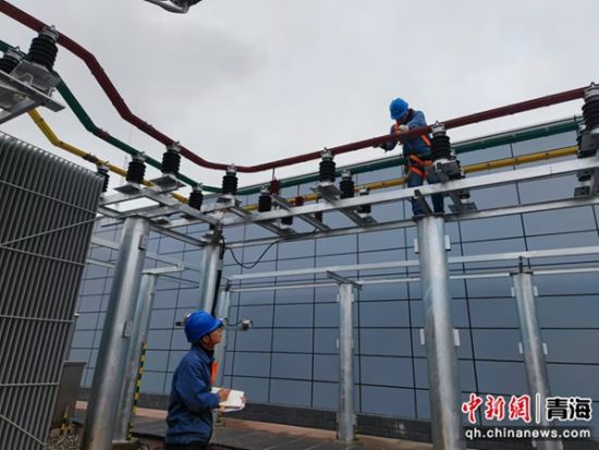 图为国网果洛供电公司变电运检人员正在做变电站投运前的调试工作。孙启睿摄 图为国网果洛供电公司变电运检人员正在做变电站投运前的调试工作。孙启睿摄